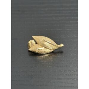 Vintage 80s Gold-Tone Classic Fall Leaves Design Clip-On Earring